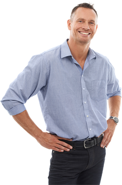 Freundlicher Service-Mitarbeiter mit aufgeschlossener Haltung – bereit, Ihre Fragen zu beantworten.