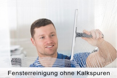 Fensterputzer arbeitet mit entkalktem Wasser
