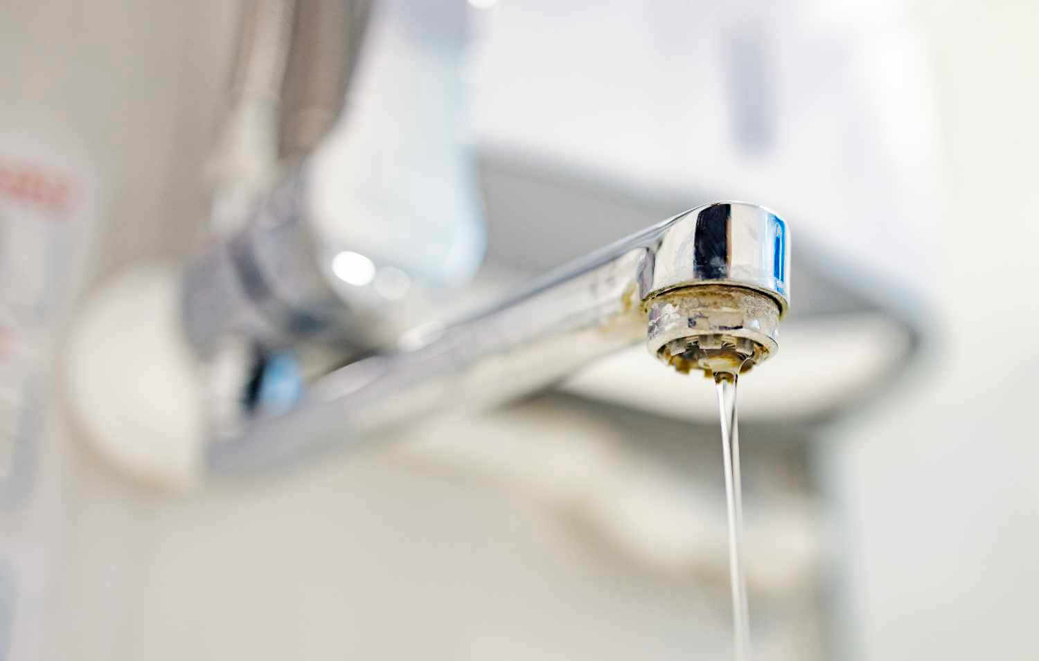 Verkalkter Wasserhahn in Berliner Neubau nach 3 Jahren Verkalkter Wasserhahn