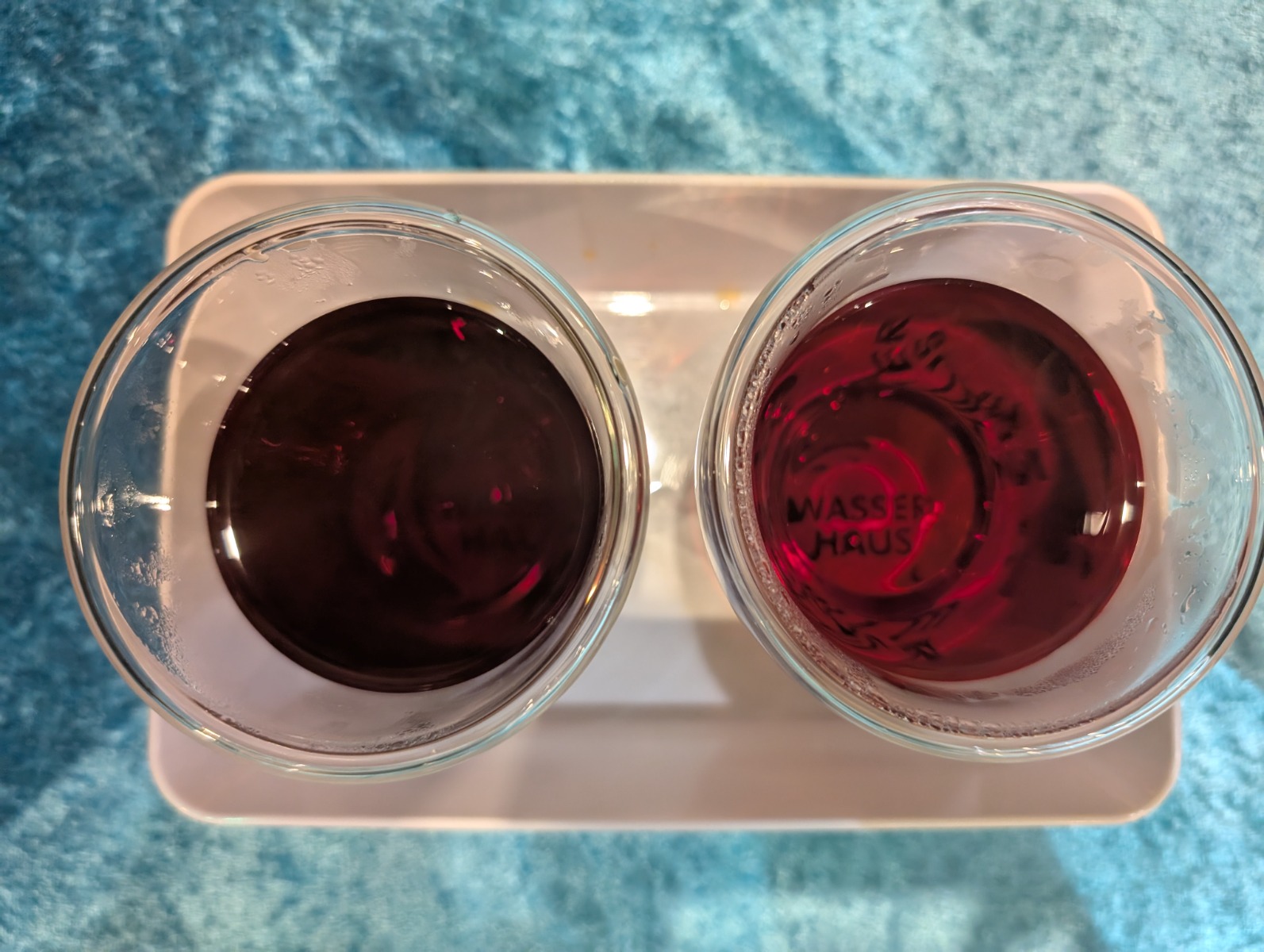 Vergleich links ungefiltertes Berliner Leitungswasser; rechts gefiltertes Leitungswasser