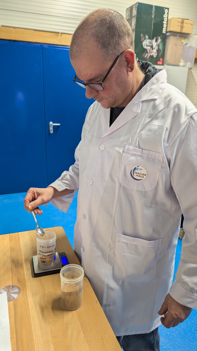 Wasserhaus-Mitarbeiter bei der Casein-Dosierung