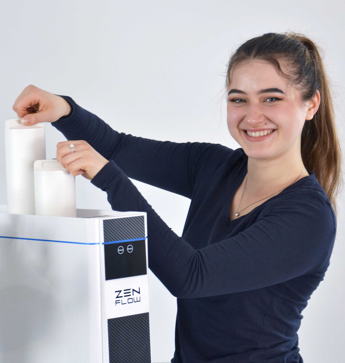 Kinderleichter Filterwechsel bei der Zen Flow Osmoseanlage Junge Frau zeigt den leichten Filterwechsel bei der Zen Flow Osmoseanlage