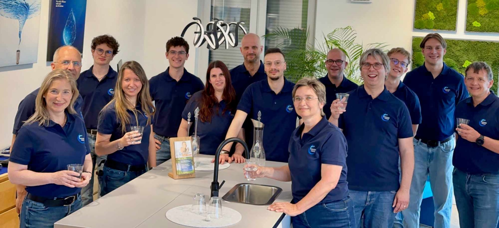 Das sind wir in unserem Ladengeschäft für Wasserfilter in Potsdam, Ahornstraße 24. Von hier aus werden alle Wasserfilter zusammengebaut und in die Welt geschickt. Team Wasserhaus im Showroom - unsere Experten beraten Sie kompetent zu Trinkwasserfilter