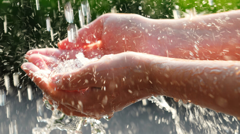 Dazu kommt der hervorragende, weiche Geschmack. Sie werden glauben, Sie trinken frisches und klares Bergquellwasser. Zwei Hände im sprudelnden, weichen Wasser