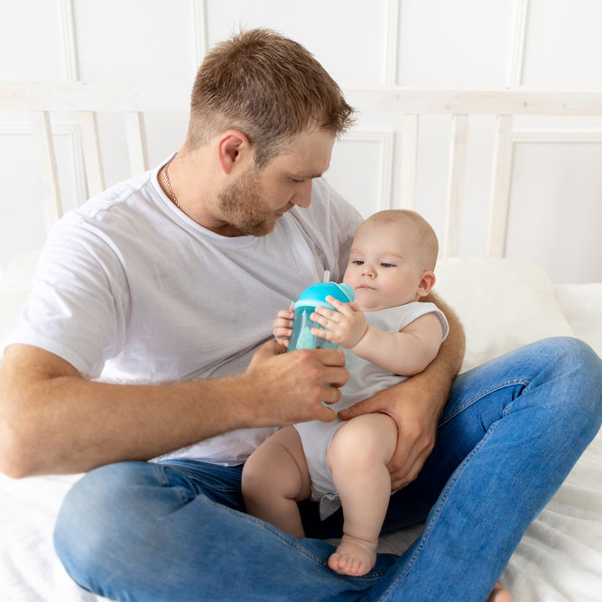 Symbolbild Vater mit Baby