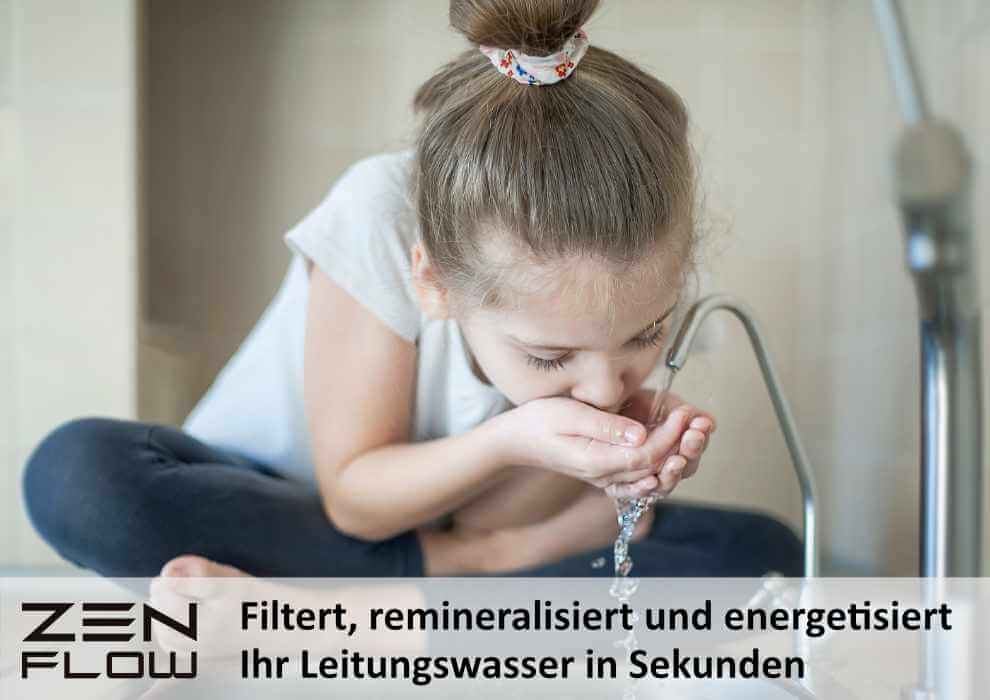 ZEN FLOW Osmoseanlage: Filtert, remineralisiert und energetisiert Ihr Leitungswasser in Sekunden Mädchen trinkt in der Küche gefiltertes Leitungswasser, das mit der Zen Flow Osmoseanlage gereinigt wurde.