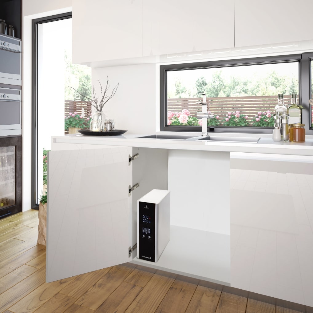 Durch die schmale Bauform passt der iWater perfekt unter die Spüle - aufrecht stehend oder liegend