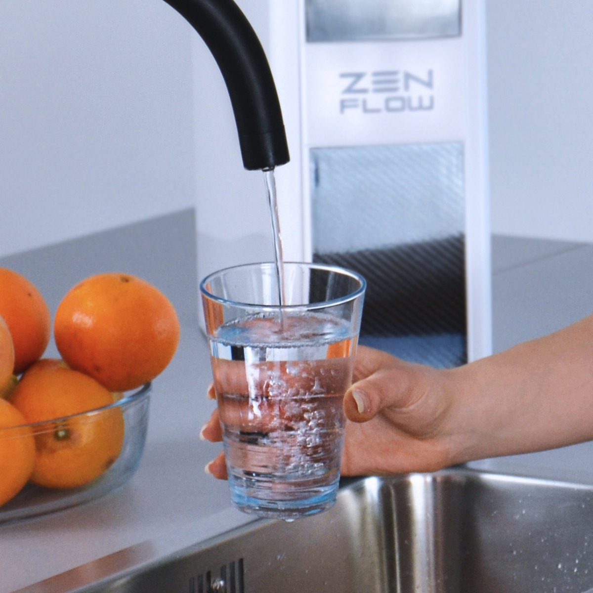 Dank der ZEN FLOW Direct-Flow-Osmoseanlage genießen Sie gefiltertes Wasser auf Knopfdruck